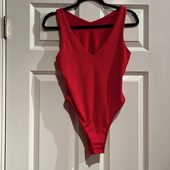 Red bodysuit size M - Picture 2 of 3